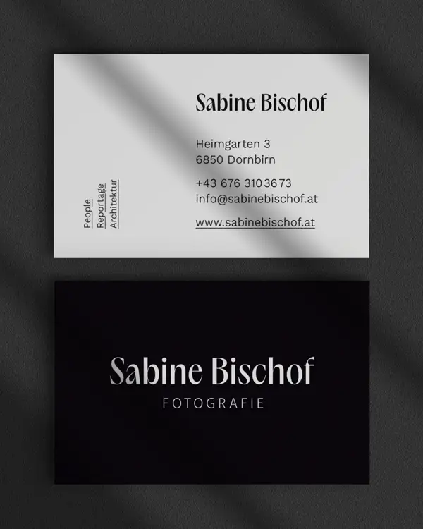 Vorder- und Rückseite einer Visitenkarte für Fotografin Sabine Bischof.