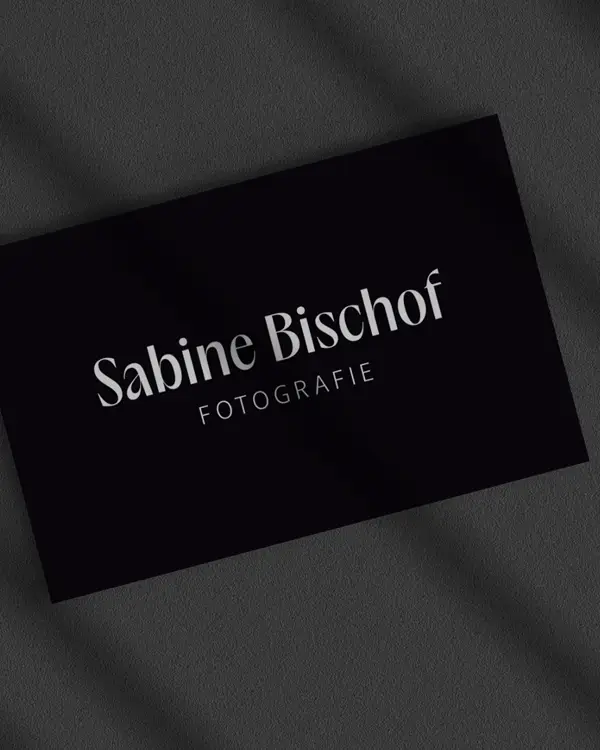 Foto einer Visitenkarte mit dem Logo von Fotografin Sabine Bischof.