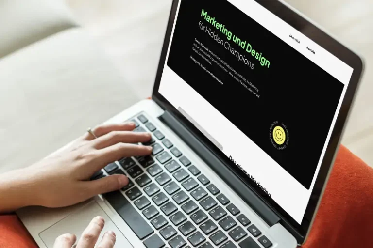 Laptop mit offener Website