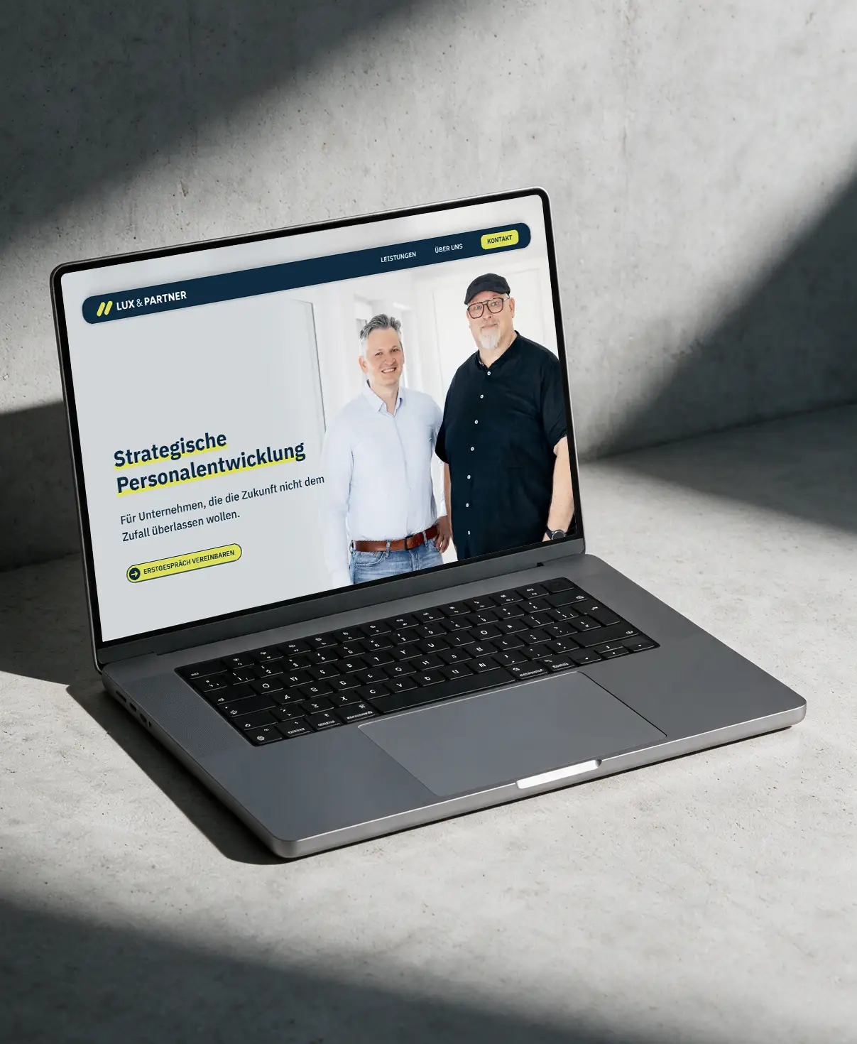 Ein Computer zeigt die Startseite der Website des Unternehmens Lux & Partner, die von Tobias Rümmele gestaltet und technisch umgesetzt wurde.